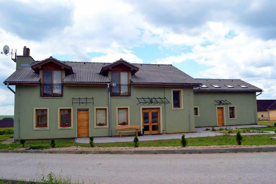Bio Farma & Penzion Zlaty Hyl Novacany Екстер'єр фото